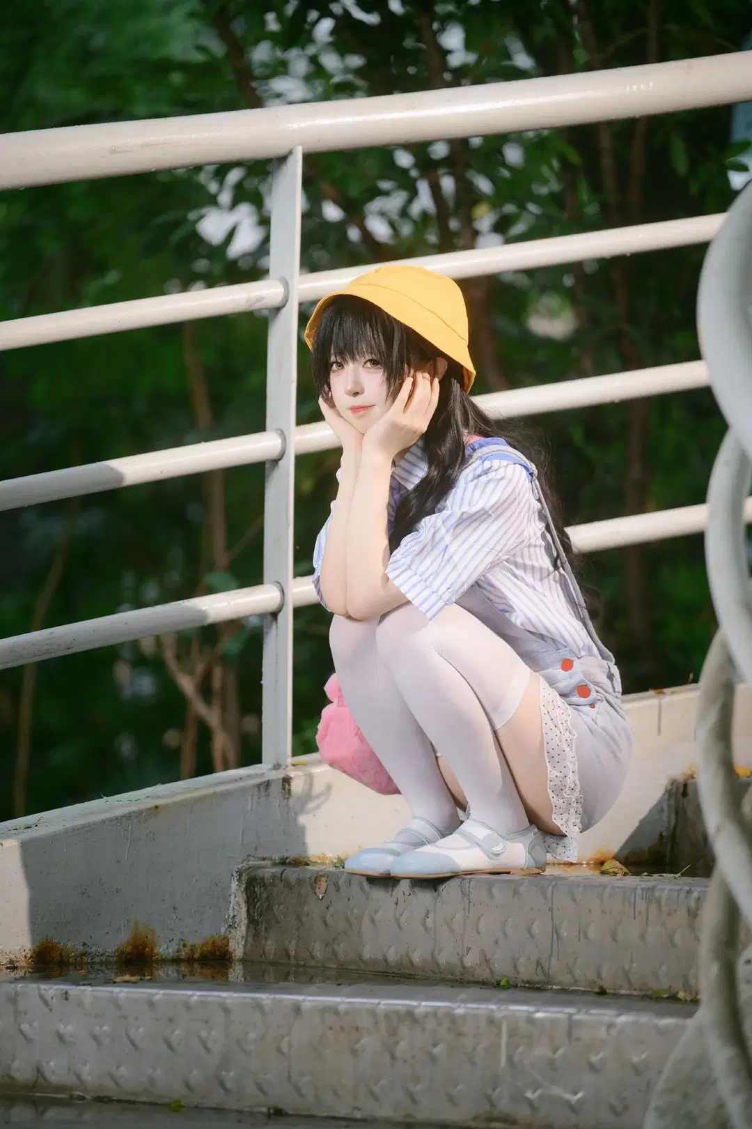 Early summer Japanese campus style casual photoshoot with a yellow bucket hat and white stockings by 摄小白 - Image 2