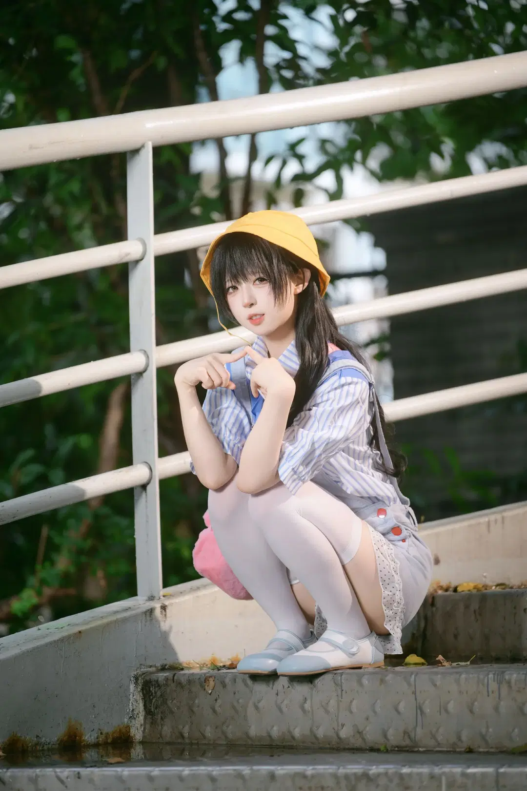 Early summer Japanese campus style casual photoshoot with a yellow bucket hat and white stockings by 摄小白 - Image 4