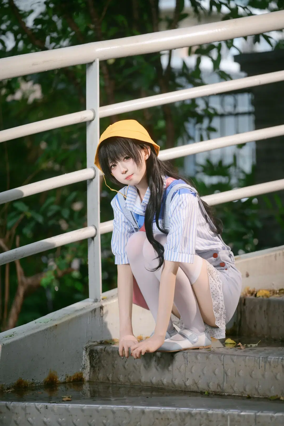 Early summer Japanese campus style casual photoshoot with a yellow bucket hat and white stockings by 摄小白 - Image 5