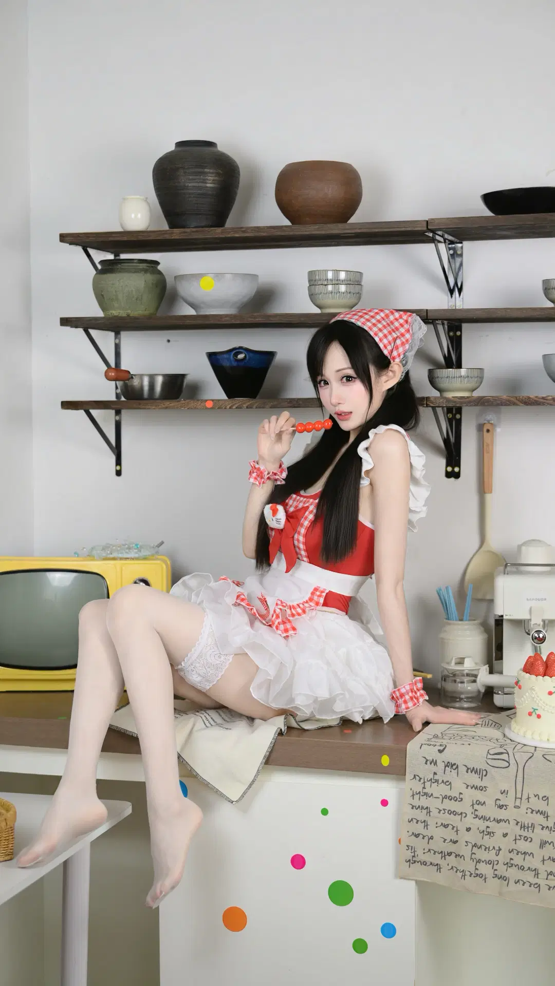 女仆装cos, 厨房写真, 红白格子, 白色过膝袜, 甜妹日常