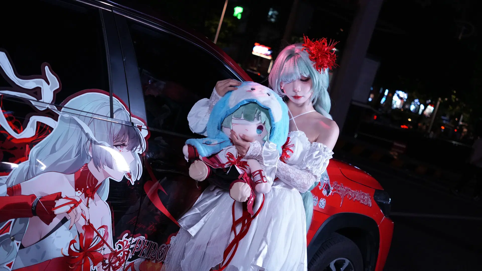 【フローヴァ コスプレ】『鳴潮』痛車のイベント写真、夜陰に揺れる純白のロングドレス - 云离饱饱 - 2枚目