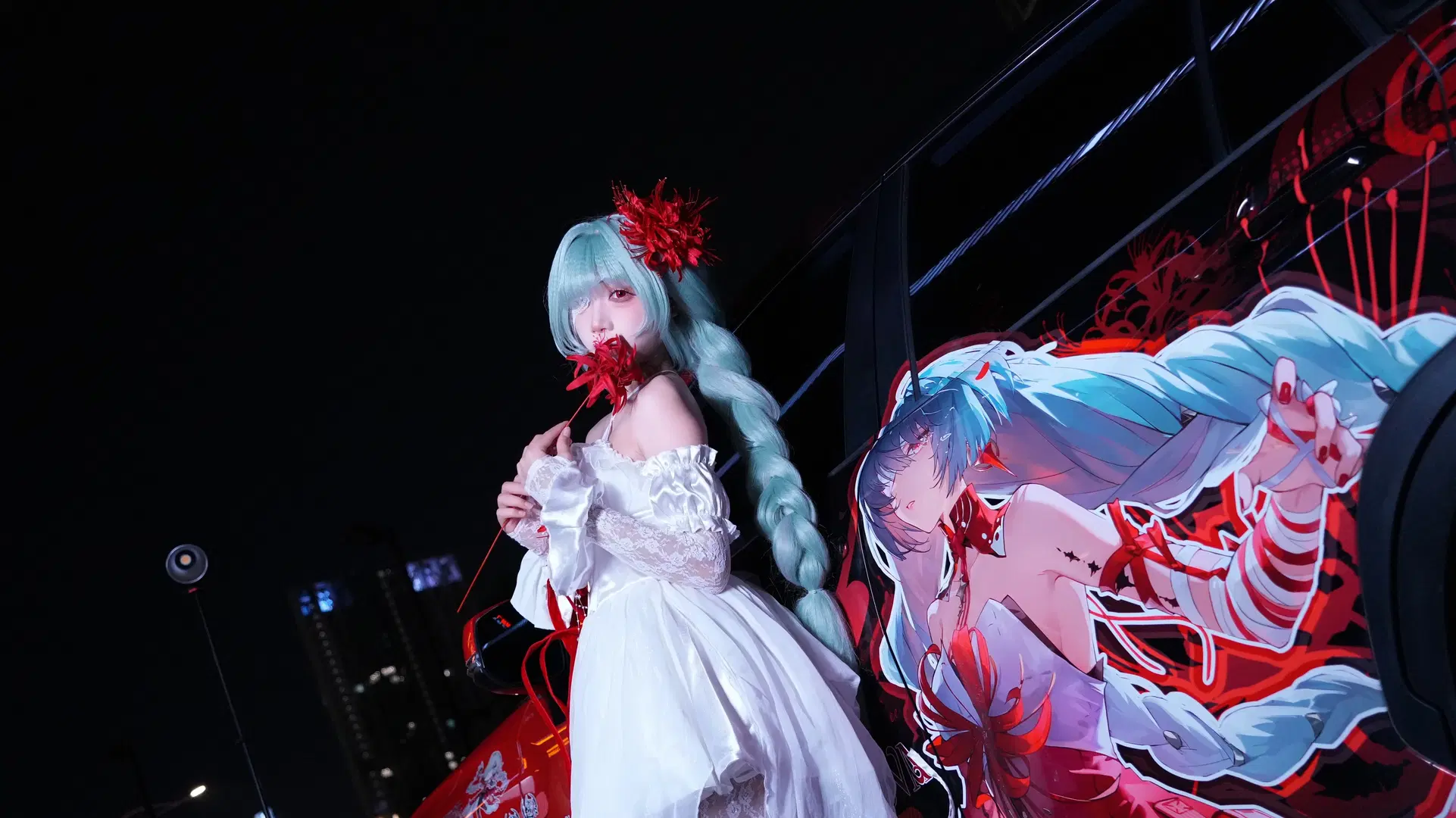 【フローヴァ コスプレ】『鳴潮』痛車のイベント写真、夜陰に揺れる純白のロングドレス - 云离饱饱 - 5枚目