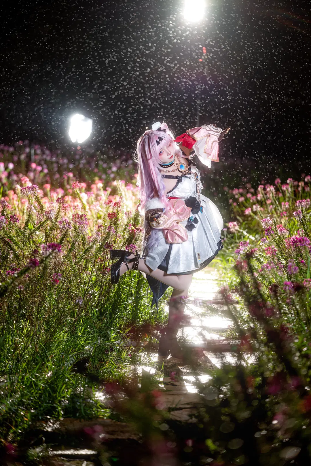 鸣潮, 达妮娅cos, 二次元摄影, 拍照姿势, 夜景写真