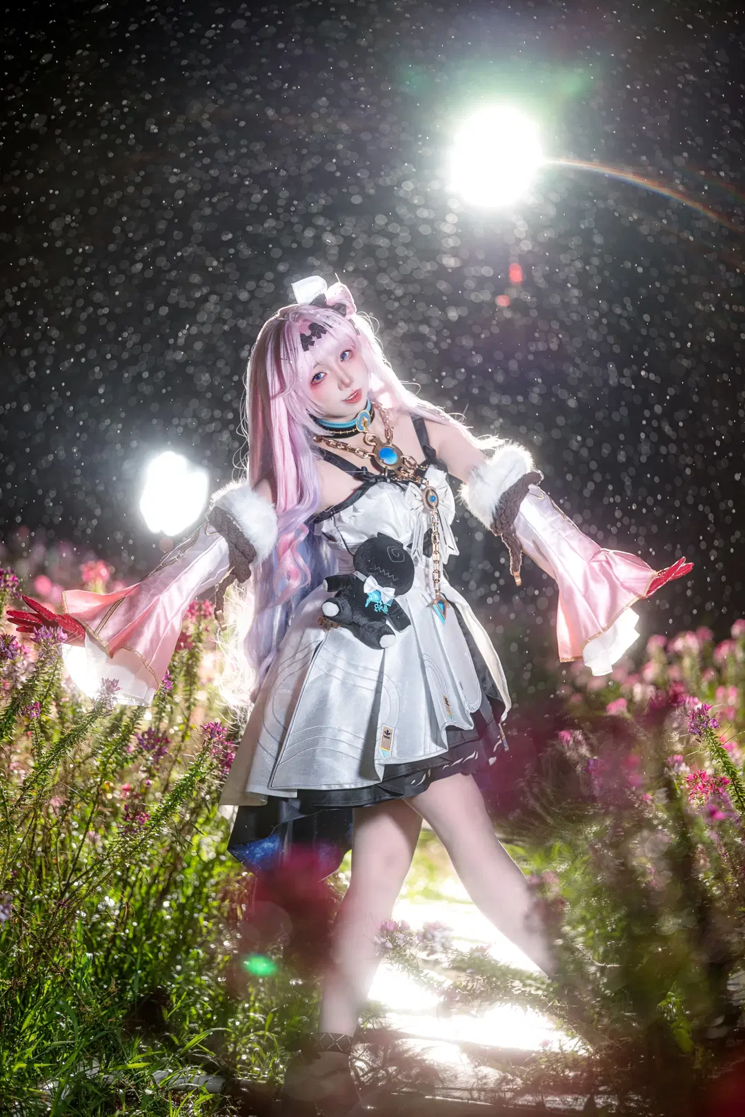 【Denia Cosplay】Wuthering Waves: Night Photography & Photo Poses in a Flower Sea (Anime-Style Photography) by 云离饱饱 - Image 7