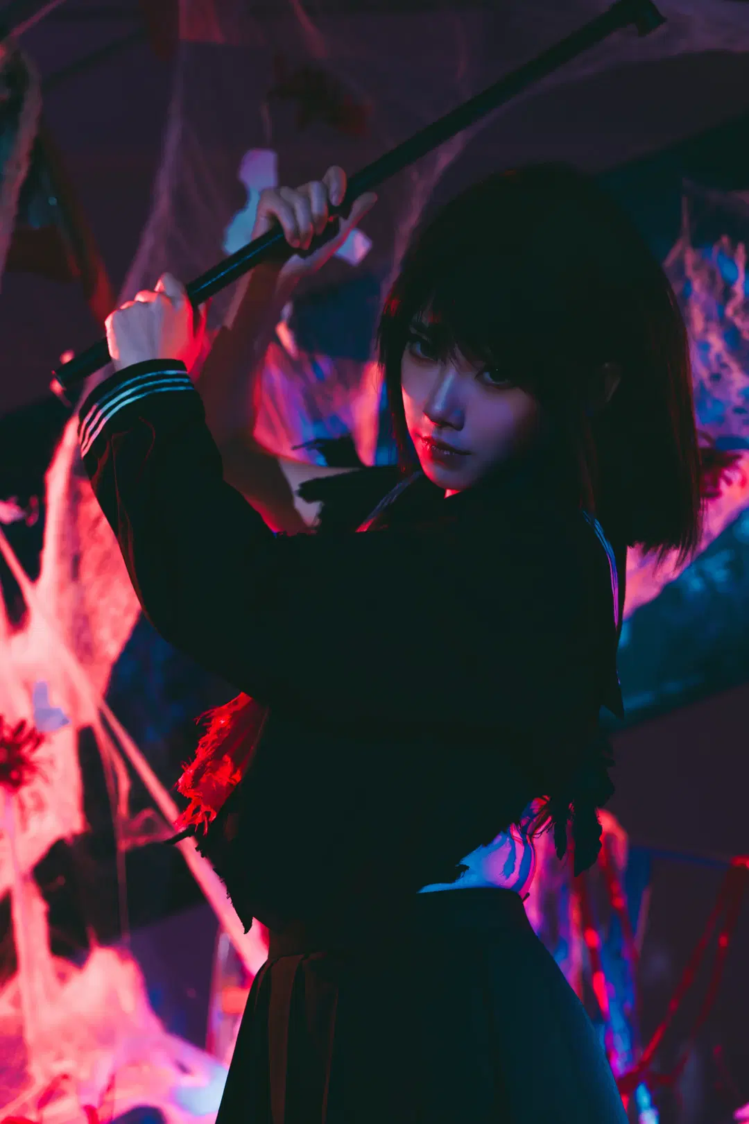 【深水雛子コスプレ】サイレントヒルfの廃墟の花海、赤と青の光と影の中の狼少女 - X_Pu - 5枚目