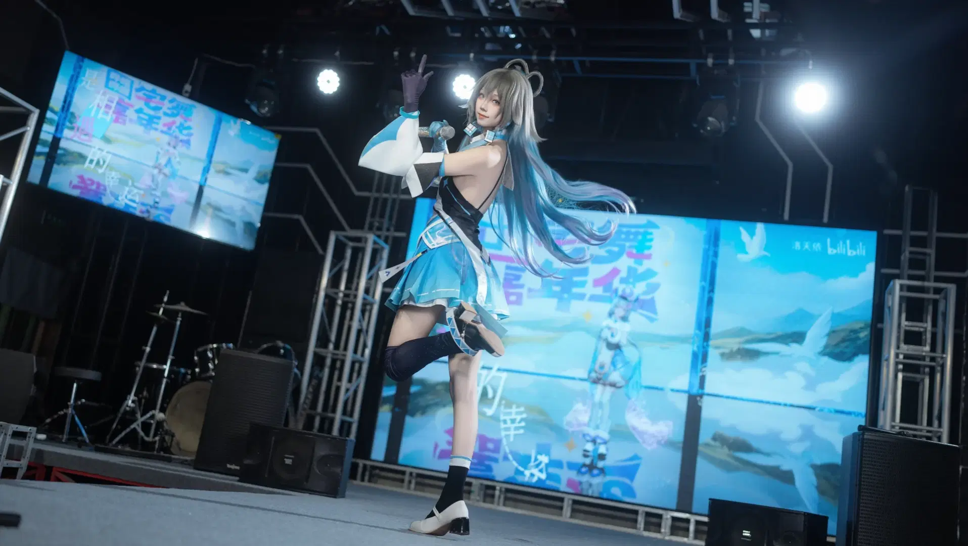 [Luo Tianyi cosplay] Frozen Moments on Stage in the AI Official Outfit by 予海Anastasia - Image 2