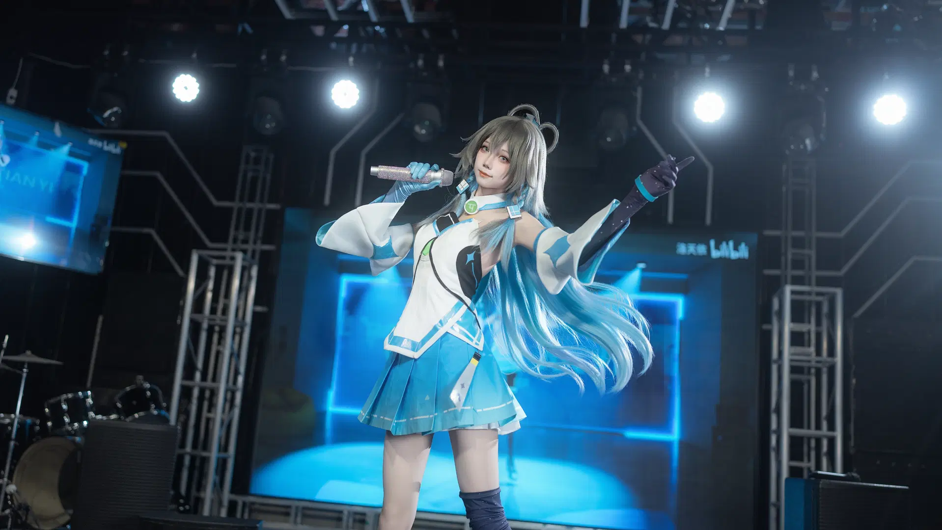 [Luo Tianyi cosplay] Frozen Moments on Stage in the AI Official Outfit by 予海Anastasia - Image 3