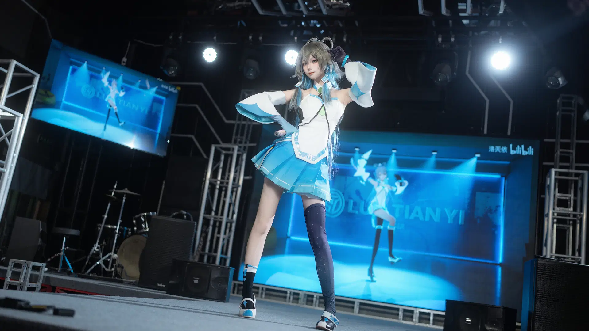 [Luo Tianyi cosplay] Frozen Moments on Stage in the AI Official Outfit by 予海Anastasia - Image 4