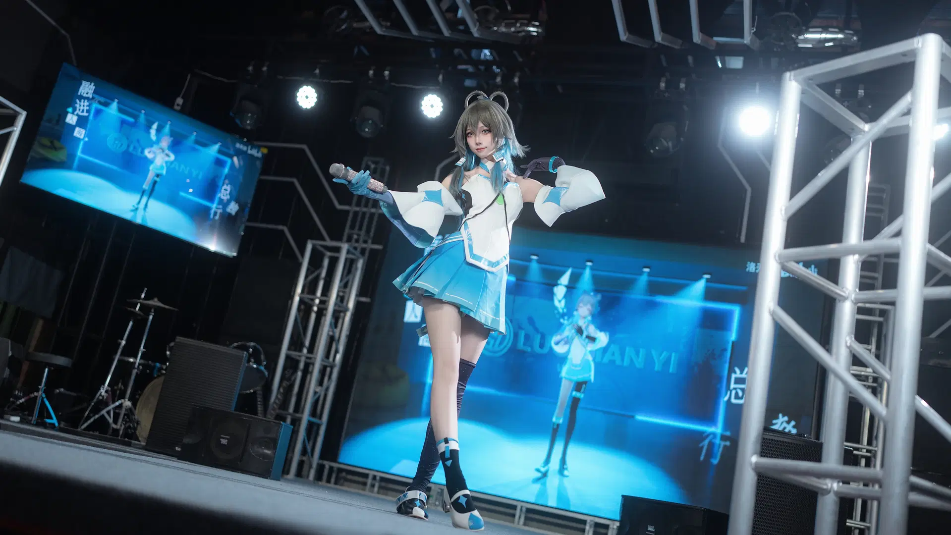 [Luo Tianyi cosplay] Frozen Moments on Stage in the AI Official Outfit by 予海Anastasia - Image 5