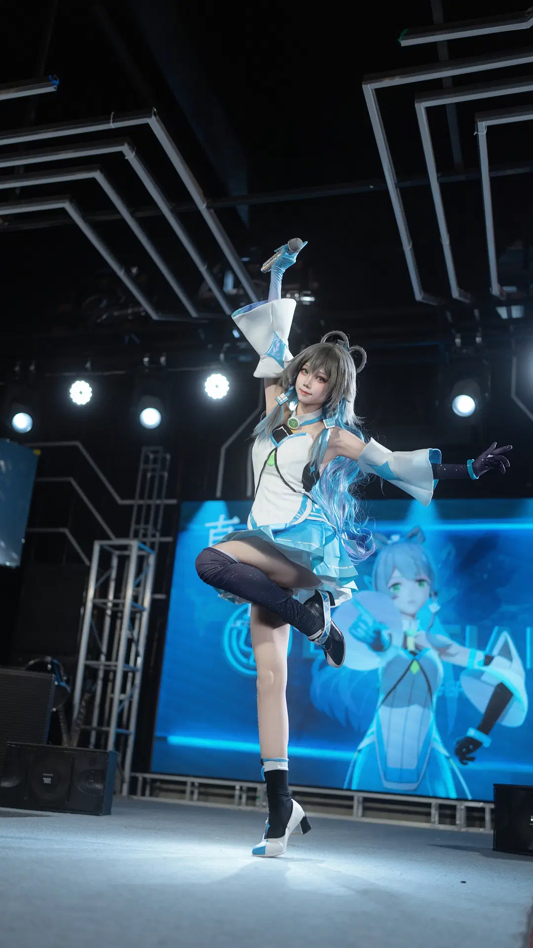 [Luo Tianyi cosplay] Frozen Moments on Stage in the AI Official Outfit by 予海Anastasia - Image 8