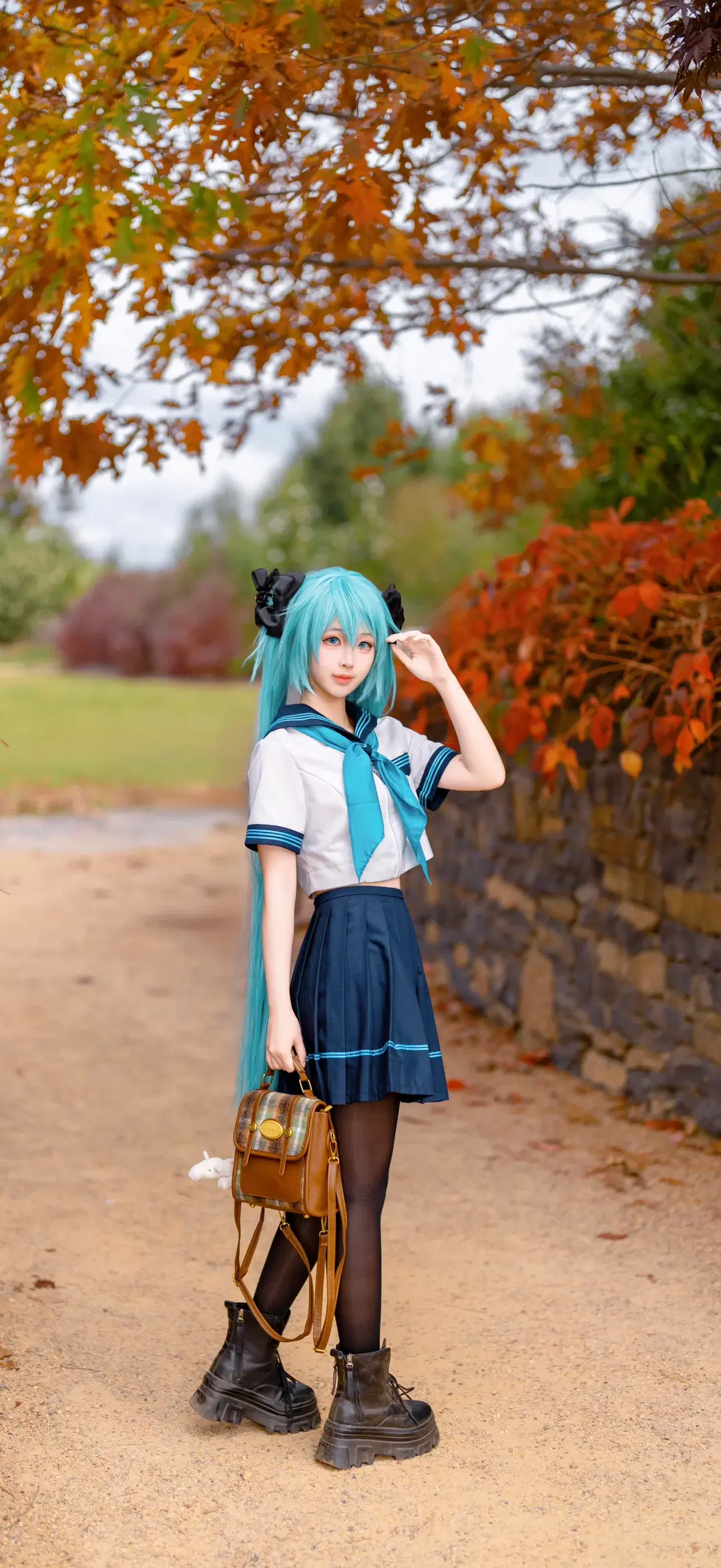 【初音ミク コスプレ】秋の庭園に佇むセーラー服のツインテール少女 - mapotofu - 2枚目