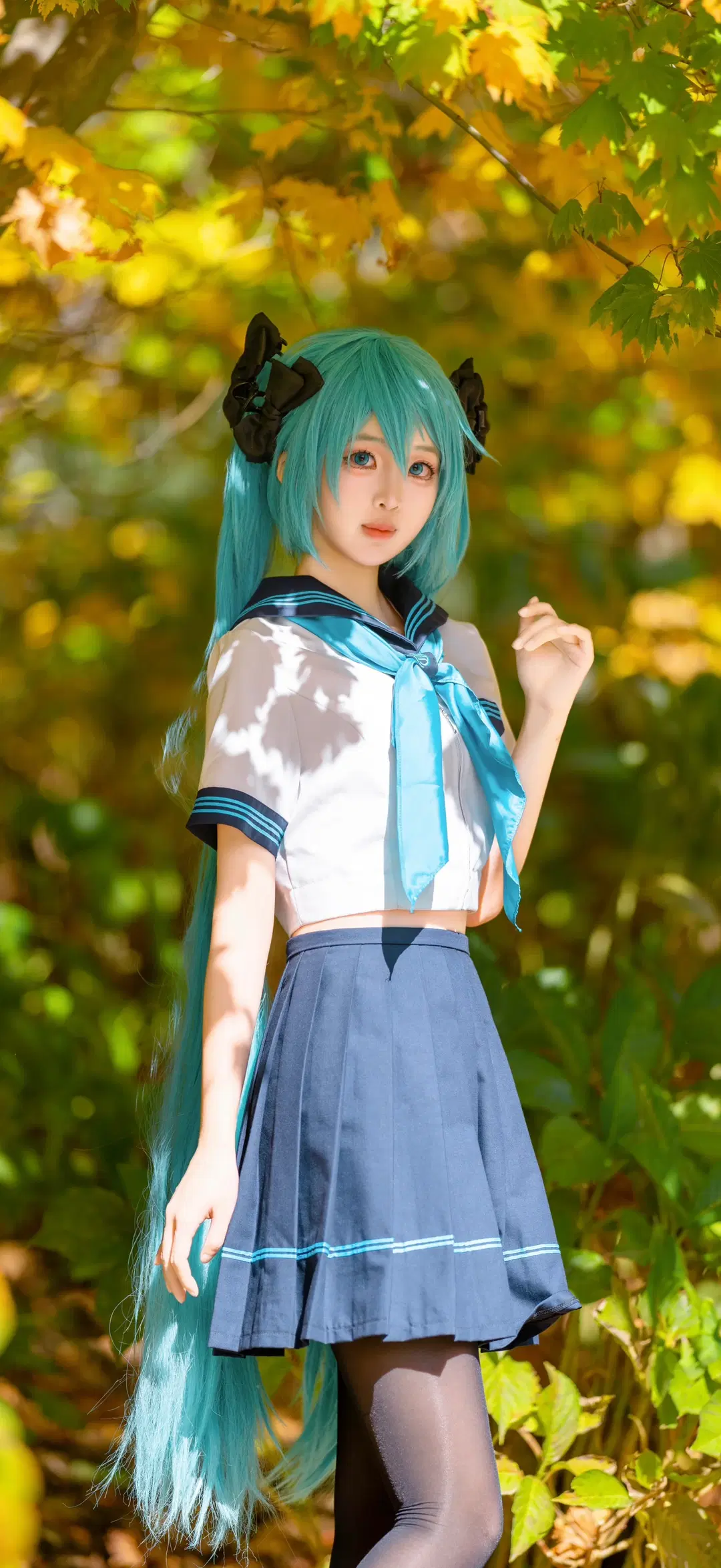 【初音ミク コスプレ】秋の庭園に佇むセーラー服のツインテール少女 - mapotofu - 3枚目