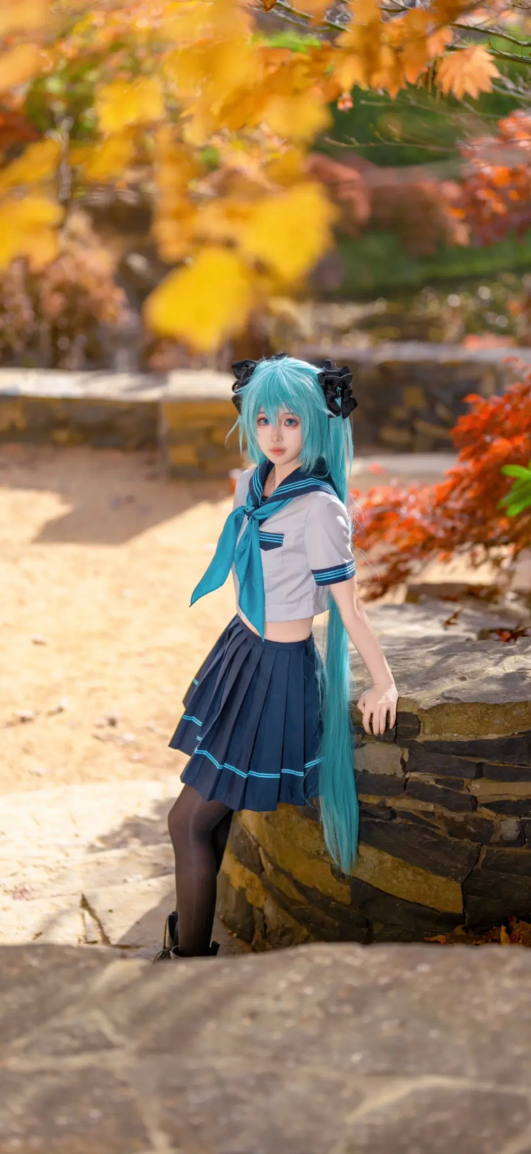 【初音ミク コスプレ】秋の庭園に佇むセーラー服のツインテール少女 - mapotofu - 4枚目