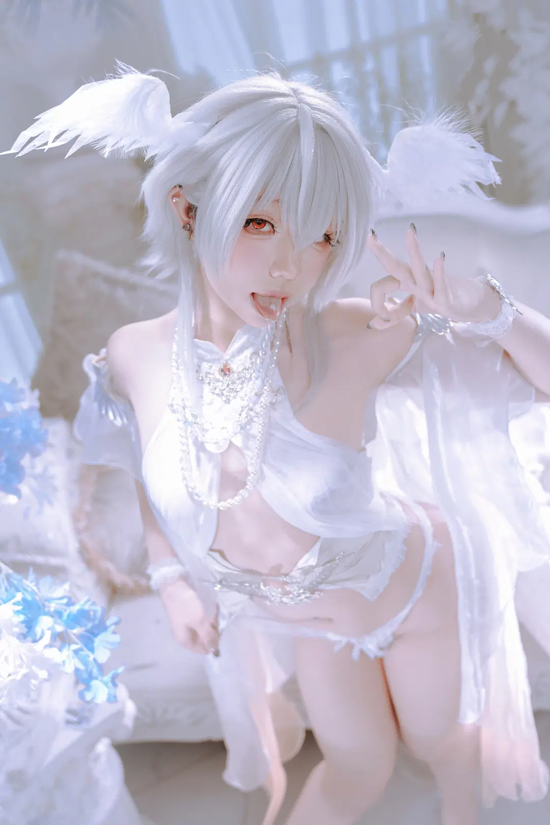 Azur Lane, White hair and red eyes, Pearl cosplay, Pearl accessories, Feather hair accessory
