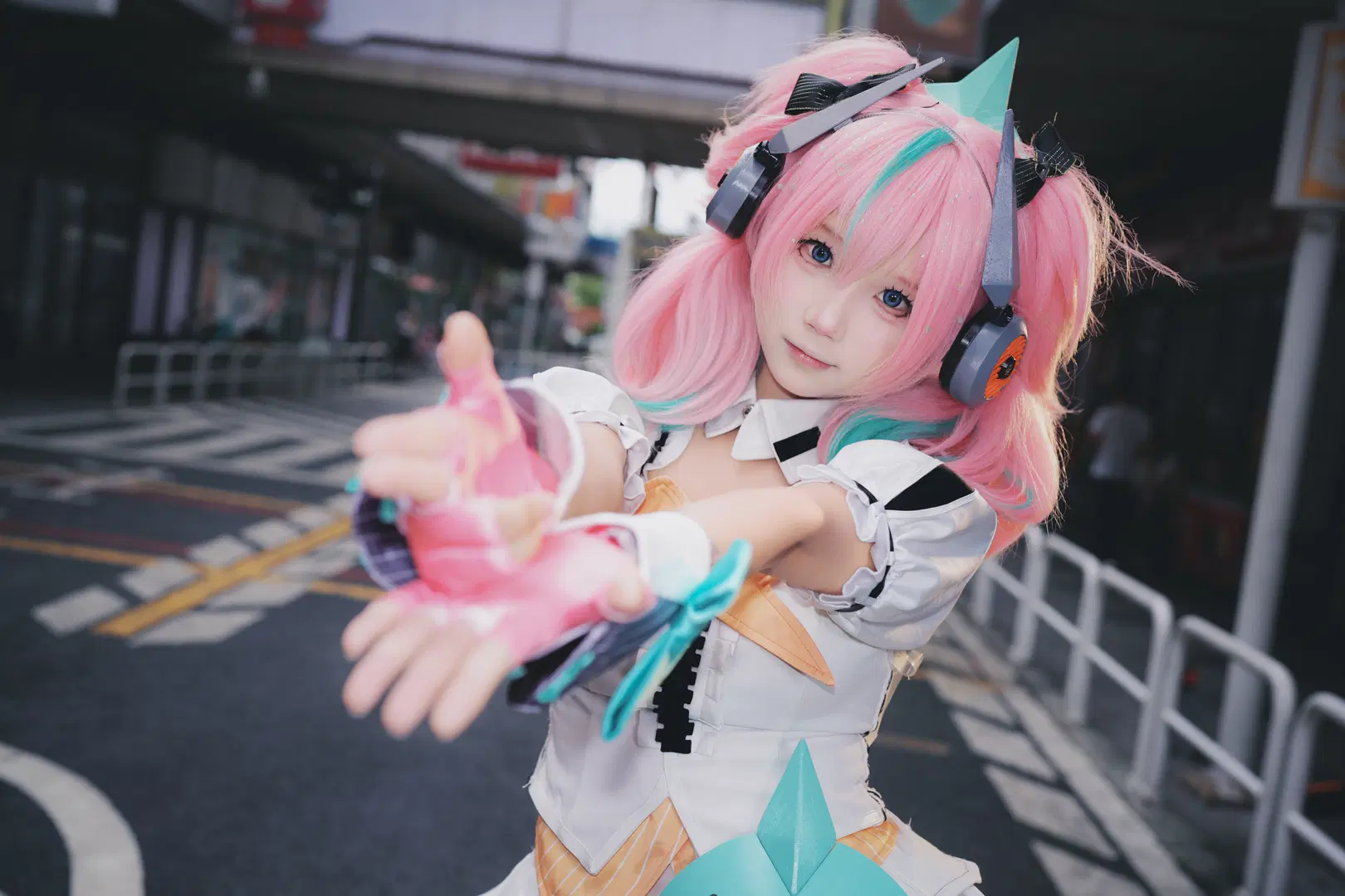 【愛芮cos】絕區零妄想天使的街頭出擊 - 暴食水獭 - 第2張