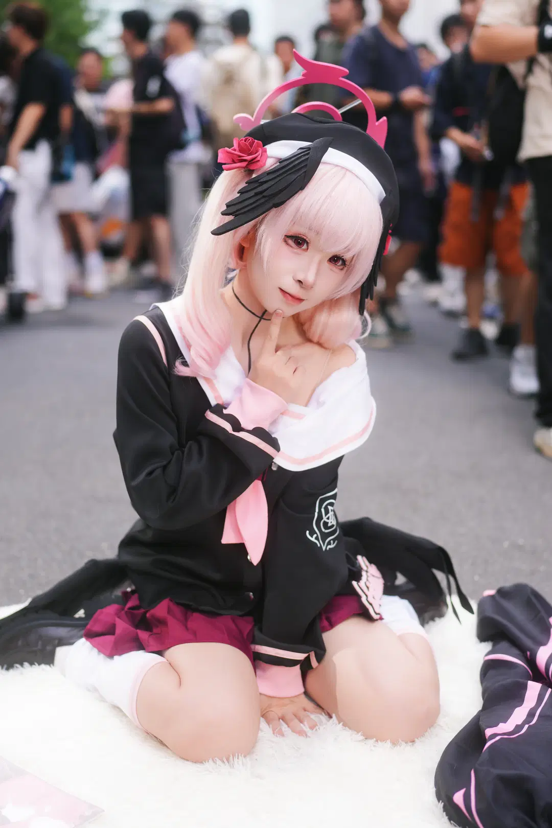 【下江コハル コスプレ】『ブルーアーカイブ』イベント写真！白ストッキングと武器プロップで魅せる完璧な再現度 - 暴食水獭 - 2枚目