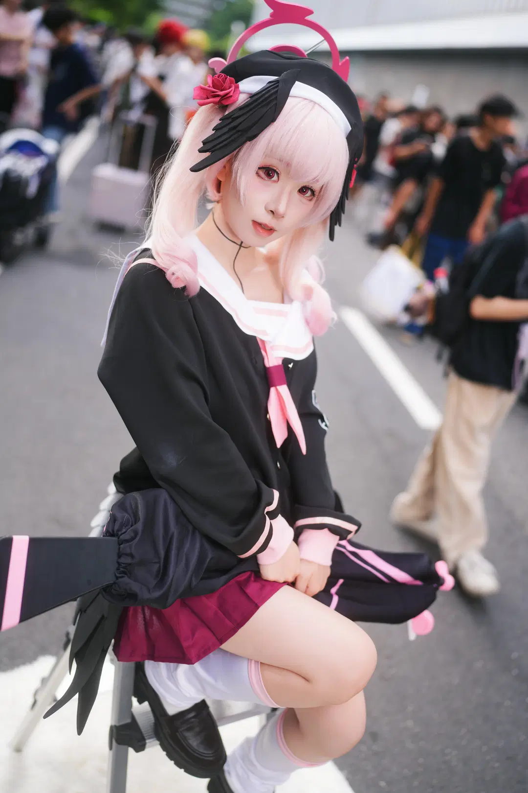 【下江コハル コスプレ】『ブルーアーカイブ』イベント写真！白ストッキングと武器プロップで魅せる完璧な再現度 - 暴食水獭 - 3枚目