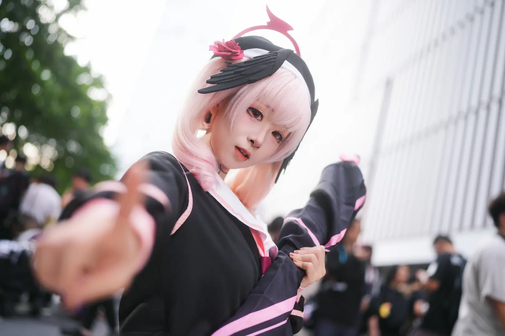【下江コハル コスプレ】『ブルーアーカイブ』イベント写真！白ストッキングと武器プロップで魅せる完璧な再現度 - 暴食水獭 - 4枚目