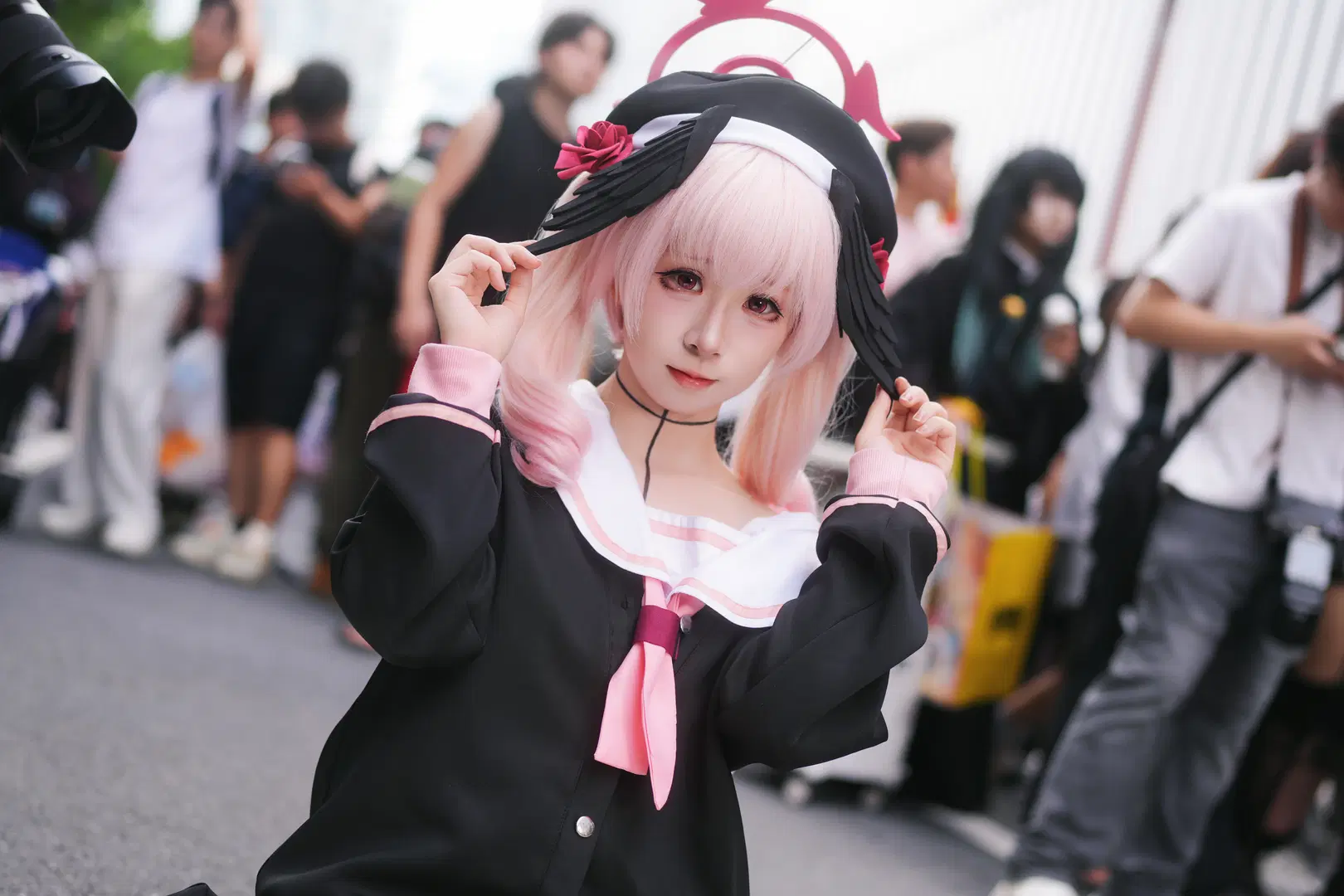 【下江コハル コスプレ】『ブルーアーカイブ』イベント写真！白ストッキングと武器プロップで魅せる完璧な再現度 - 暴食水獭 - 5枚目