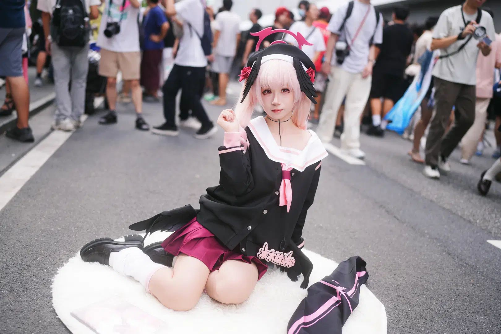 【下江コハル コスプレ】『ブルーアーカイブ』イベント写真！白ストッキングと武器プロップで魅せる完璧な再現度 - 暴食水獭 - 6枚目
