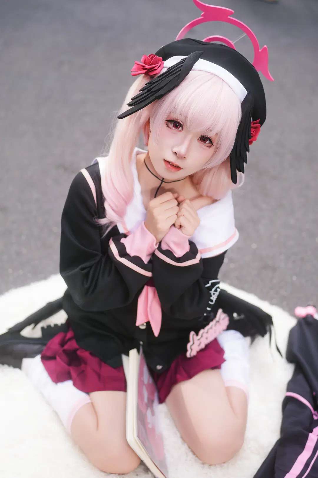 【下江コハル コスプレ】『ブルーアーカイブ』イベント写真！白ストッキングと武器プロップで魅せる完璧な再現度 - 暴食水獭 - 7枚目