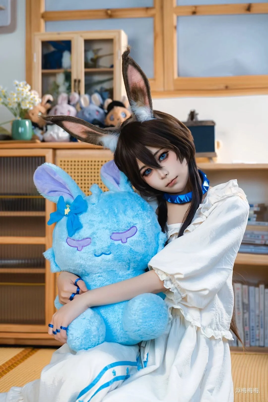 【Amiya cosplay】Arknights × Miniso Collaboration: Bunny-Eared Maiden Preparing for Sleep (Bunny ears cosplay & Moe-style cosplay) by 浮梅梅梅 - Image 2