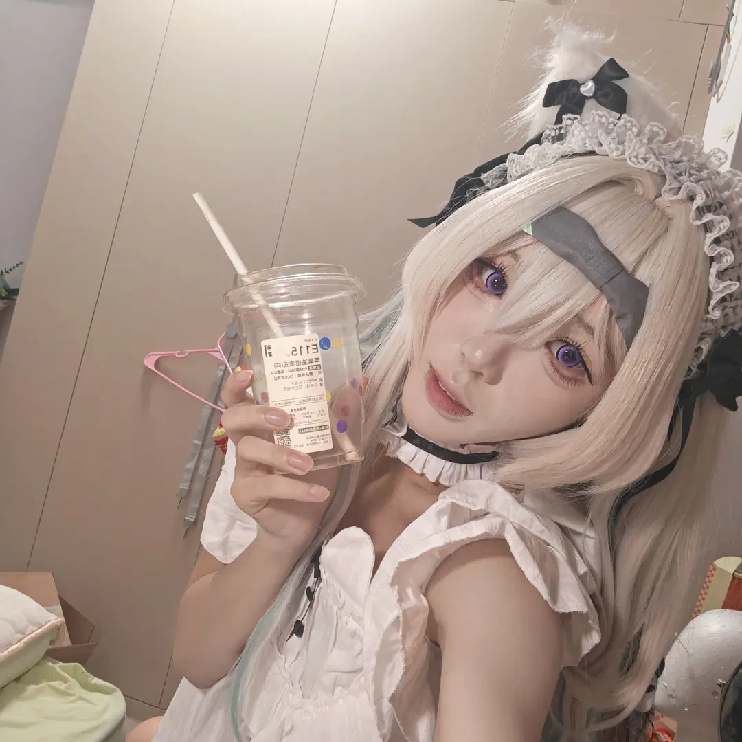 流萤cos, 女仆装, 二次元cosplay, 银发紫瞳, 美式咖啡