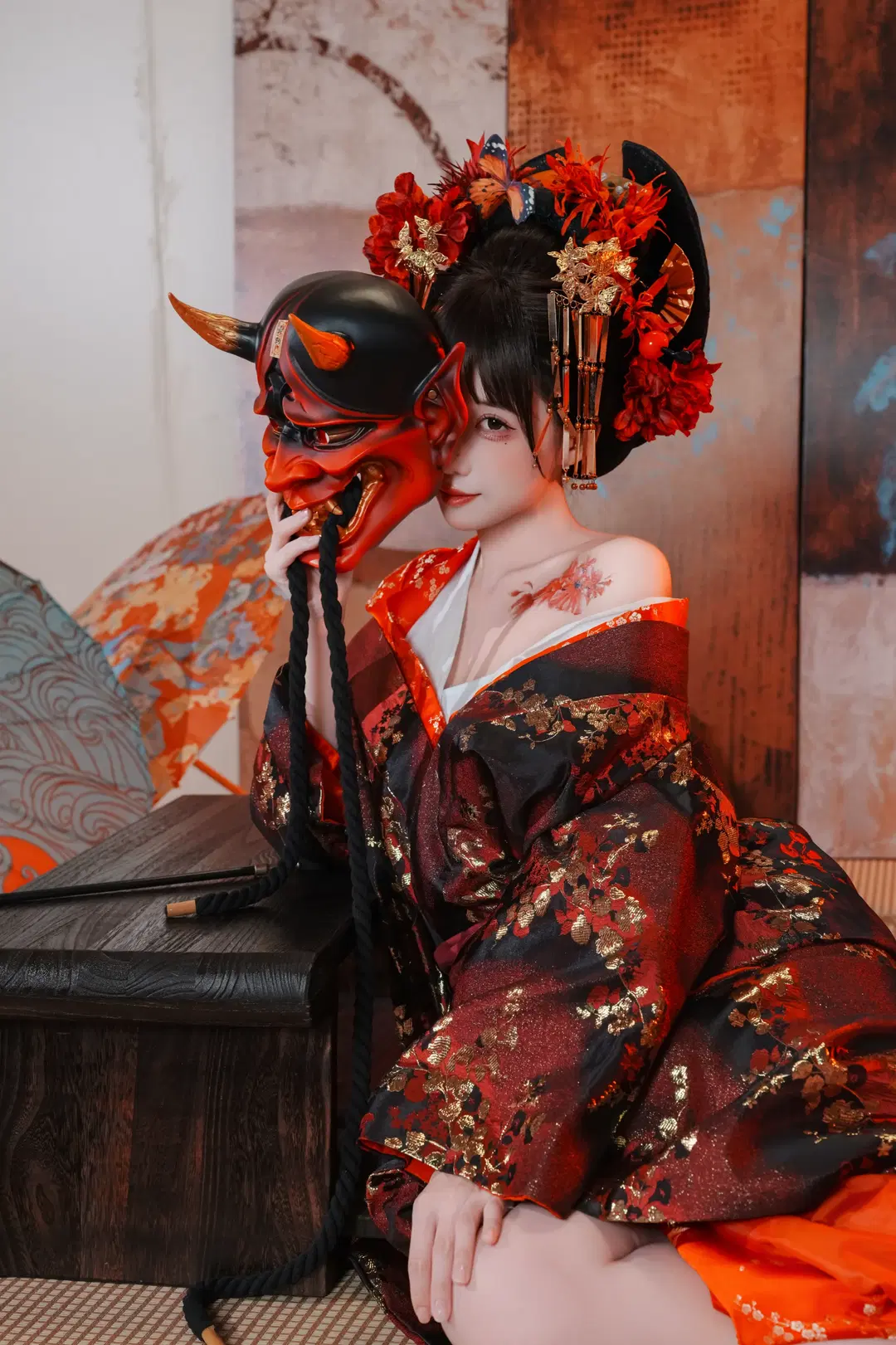 Dark Japanese Style Oiran Photoshoot: The Collision of Crimson-Black-Gold Textures, Oni Mask, and Katana by 新 - Image 10