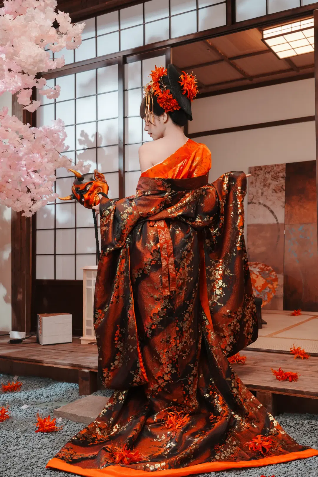 Dark Japanese Style Oiran Photoshoot: The Collision of Crimson-Black-Gold Textures, Oni Mask, and Katana by 新 - Image 18