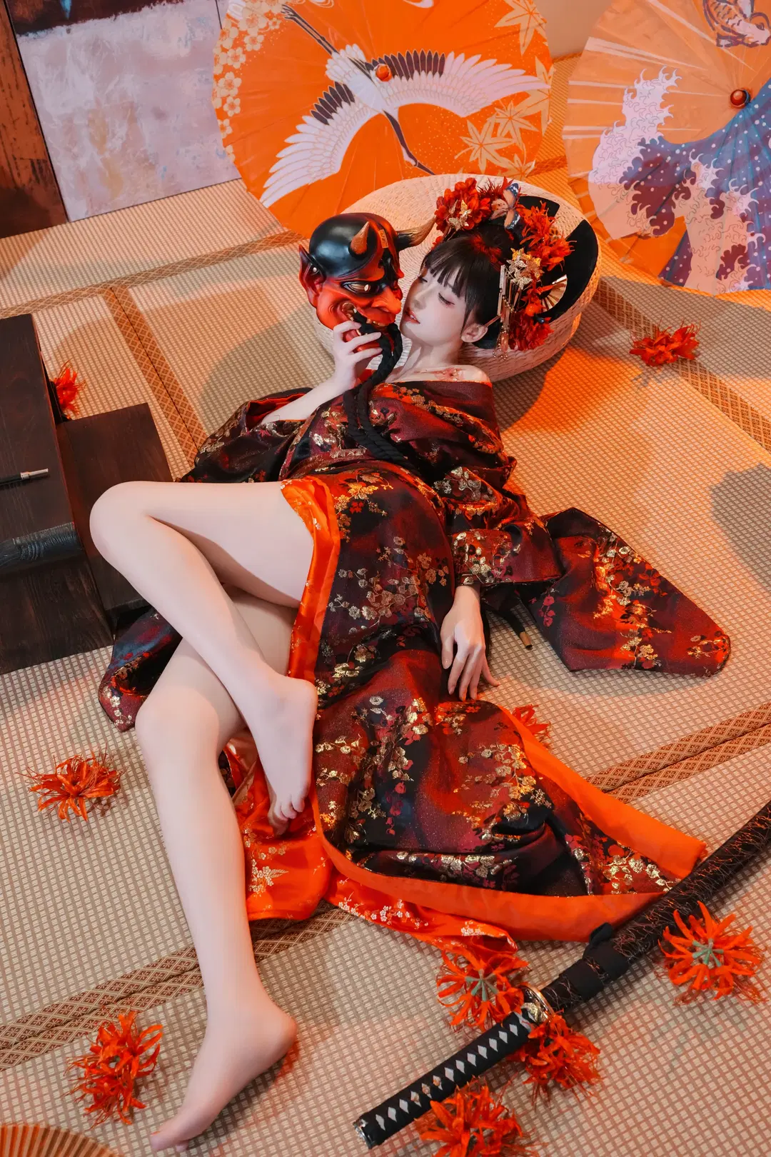 Dark Japanese Style Oiran Photoshoot: The Collision of Crimson-Black-Gold Textures, Oni Mask, and Katana by 新 - Image 5