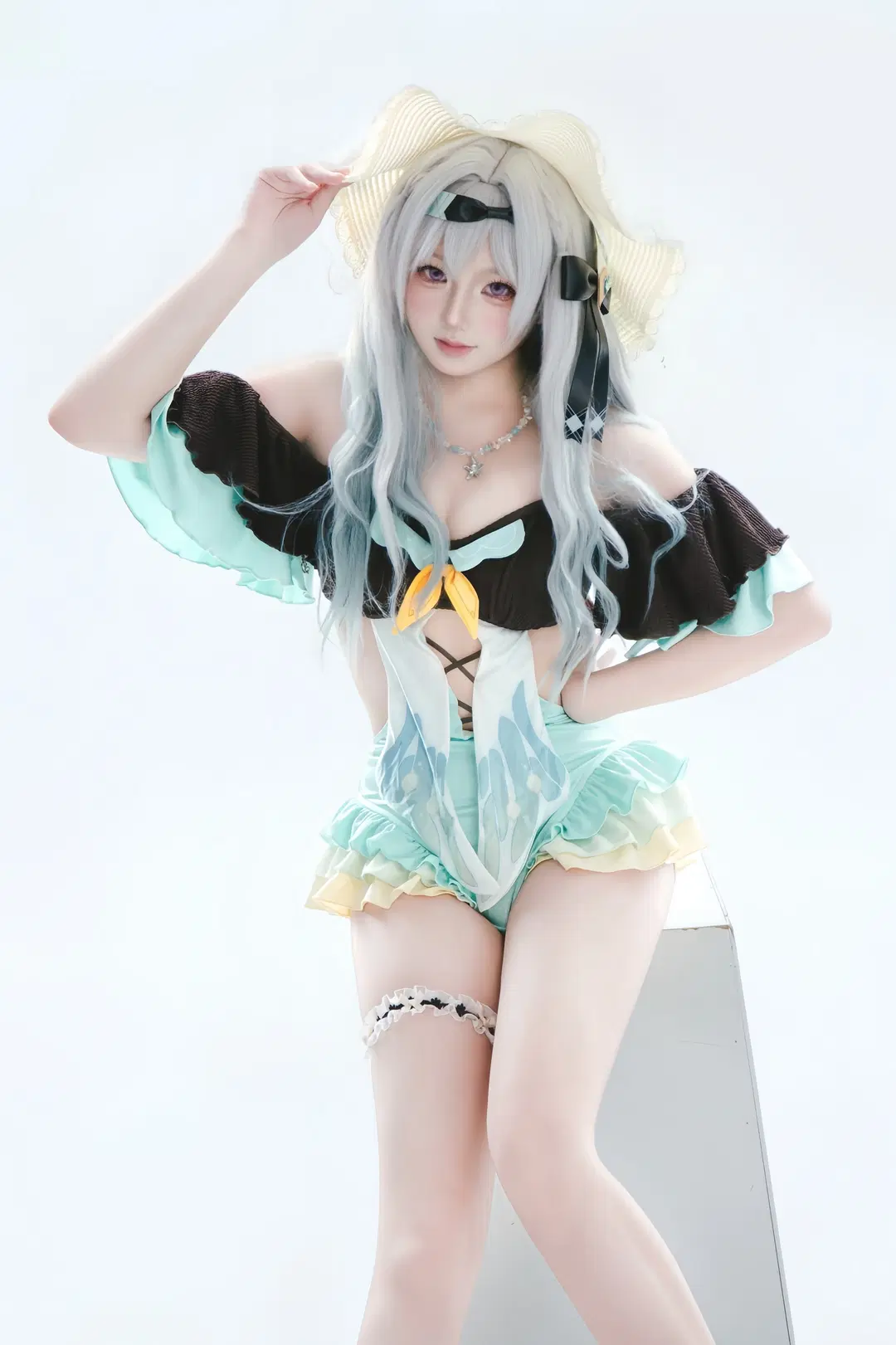 流萤cos, 二次元cosplay, 夏日穿搭, 银发造型, 腿环