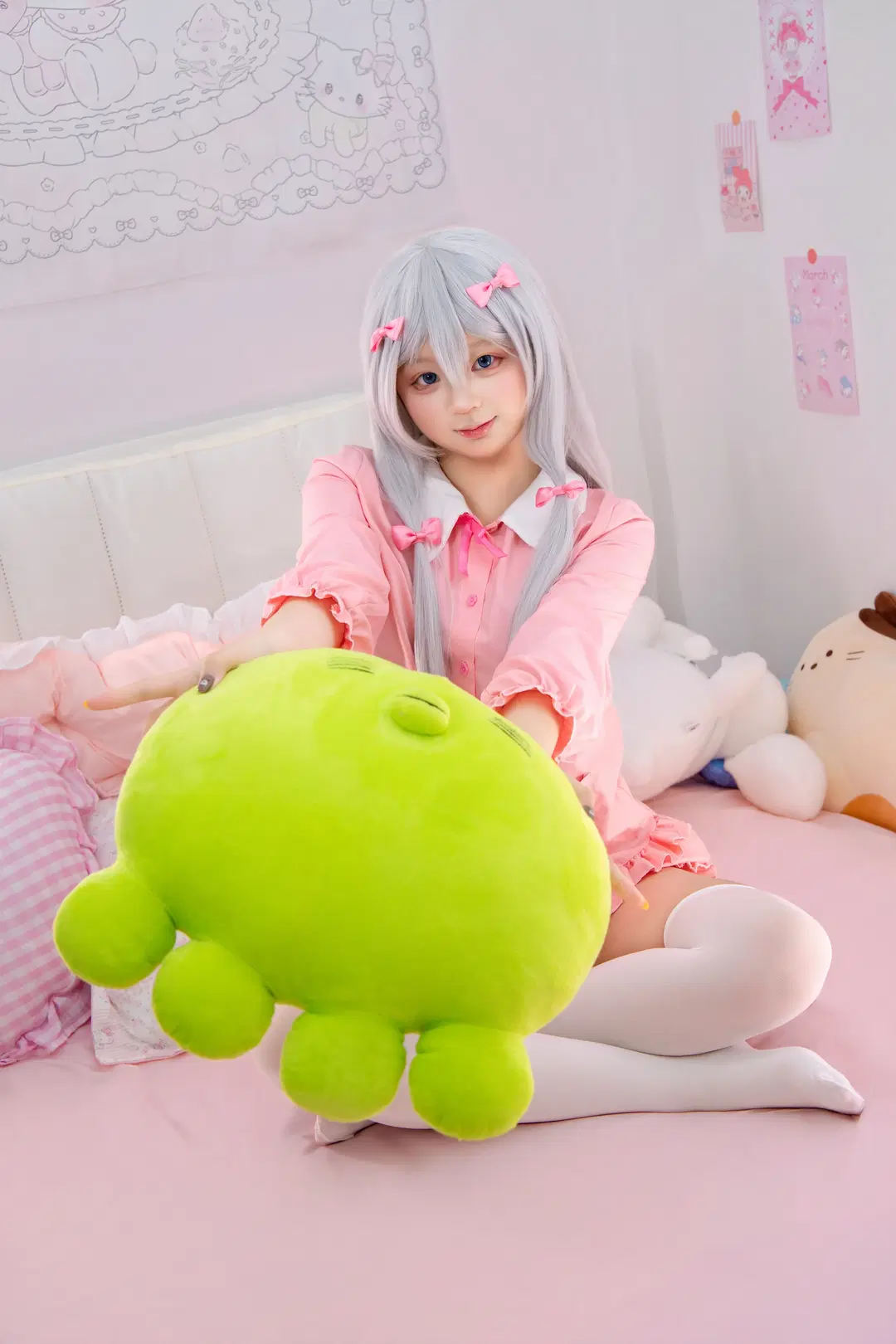 [Eromanga Sensei cosplay] Stay-at-home shoot in pink-and-white pajamas with plushies by 悲伤的桐人（互勉约拍_） - Image 2
