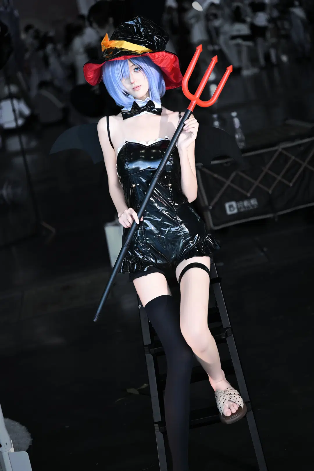 レム コスプレ, イベント撮影, 黒ストッキング, 小悪魔コスプレ, 魔女の帽子