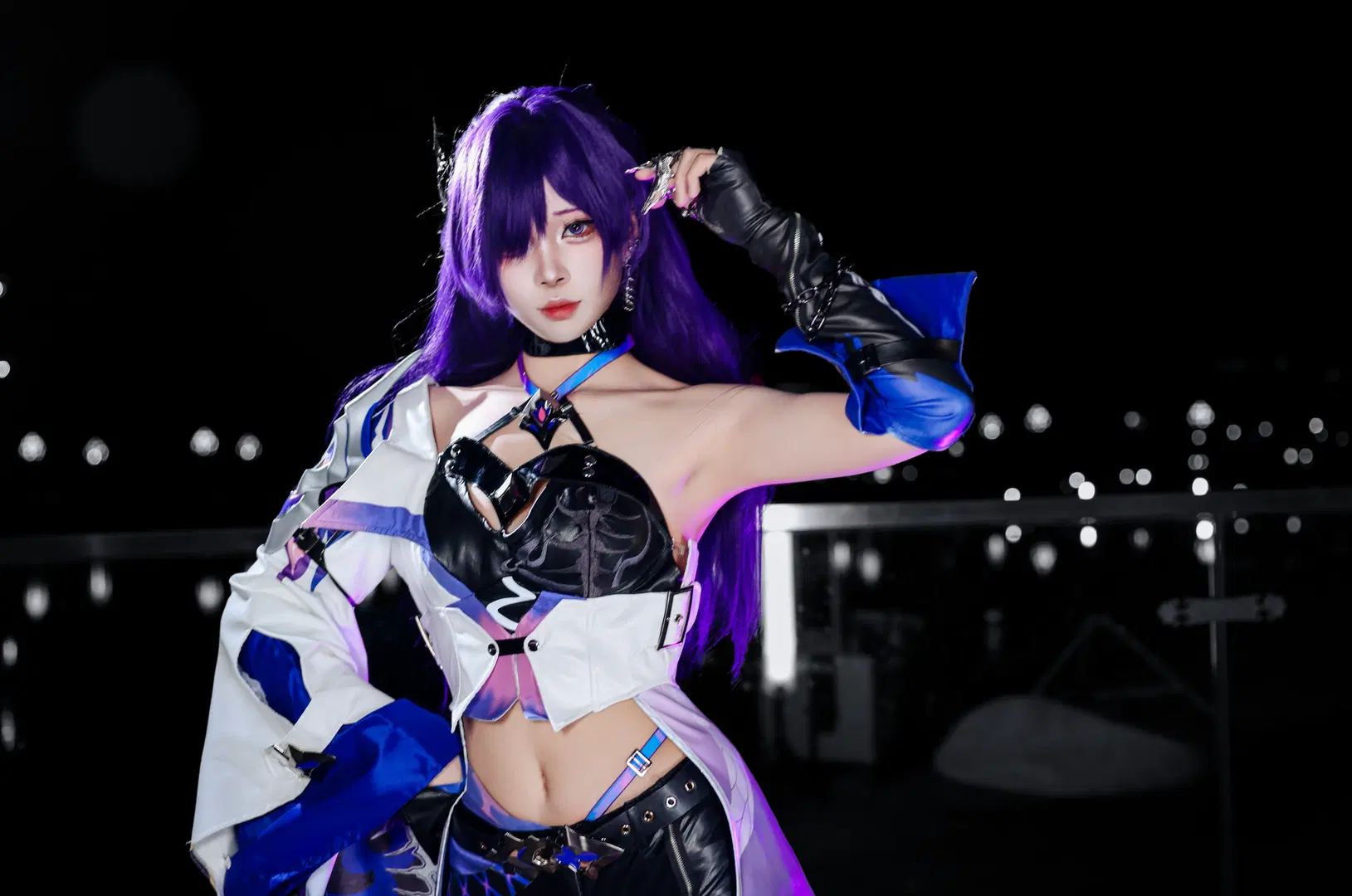[Acheron Cosplay] Honkai: Star Rail: Dual-Form Cosplay Transformation Under the Night Sky by 音饭饭 - Image 2