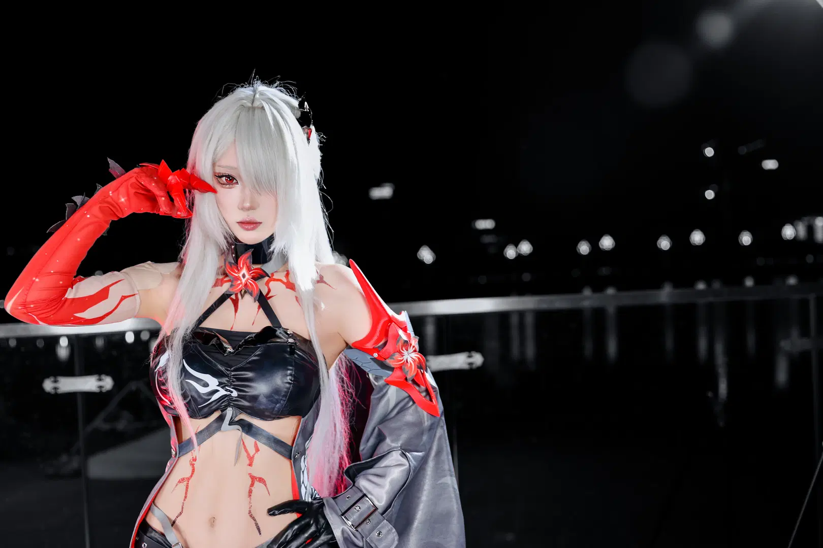 [Acheron Cosplay] Honkai: Star Rail: Dual-Form Cosplay Transformation Under the Night Sky by 音饭饭 - Image 4