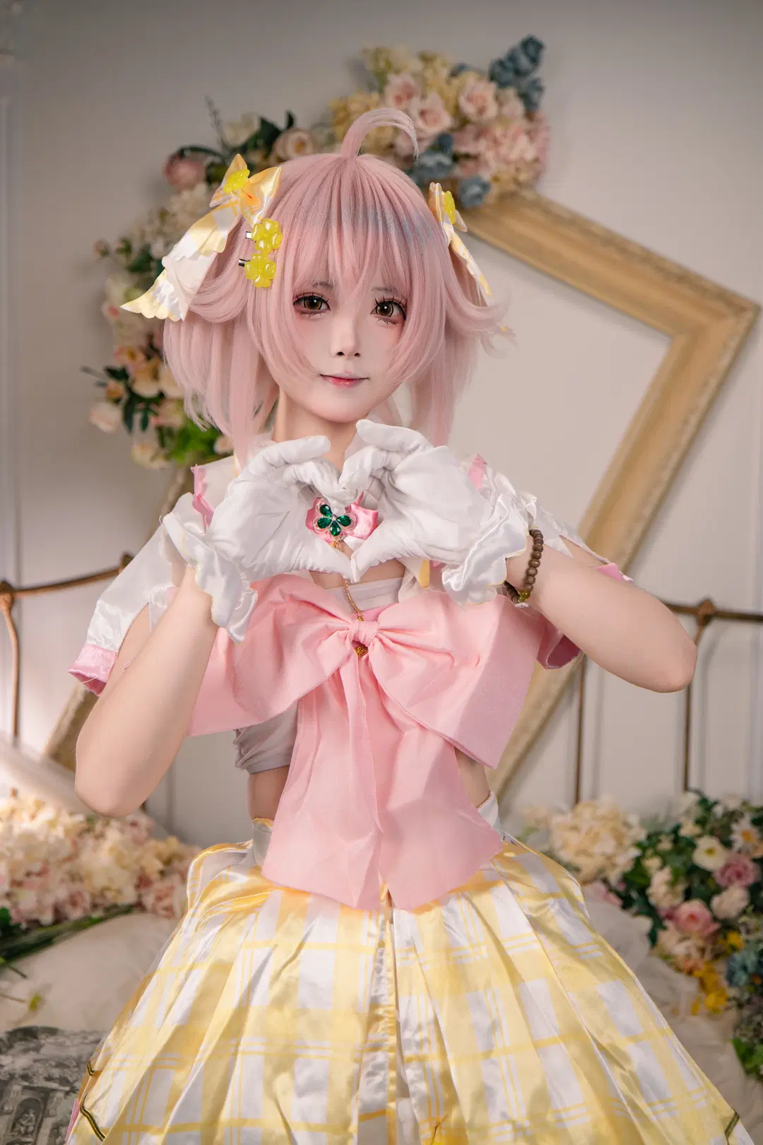 【永雛タフィー コスプレ】ピンク髪と黄白チェックが紡ぐ、温室の甘い午後 - 音饭饭 - 4枚目