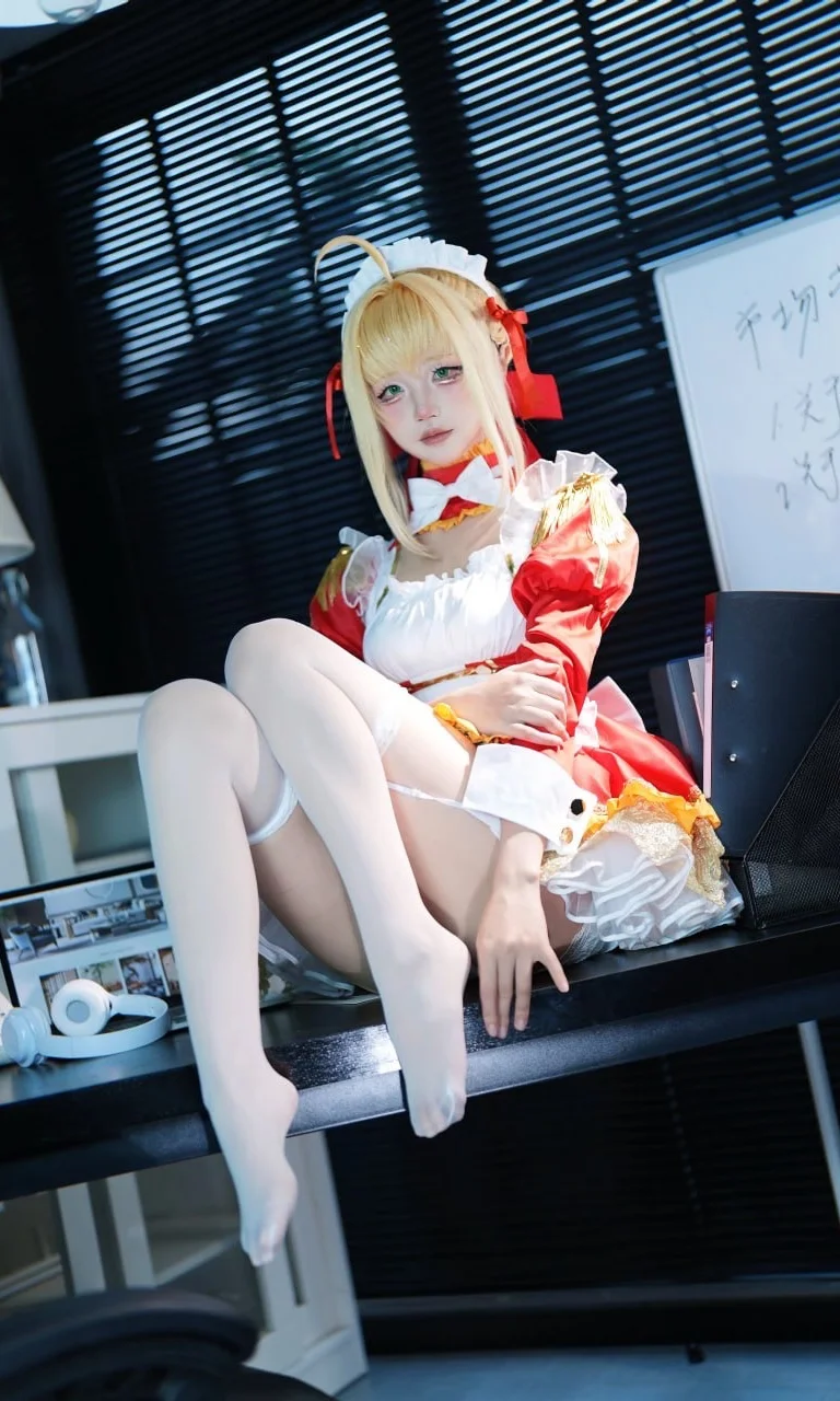 [Nero Cosplay] Fate/Grand Order Maid Nero, detail restoration of red dress, gold accessories, and white stockings by Ludo - Image 6