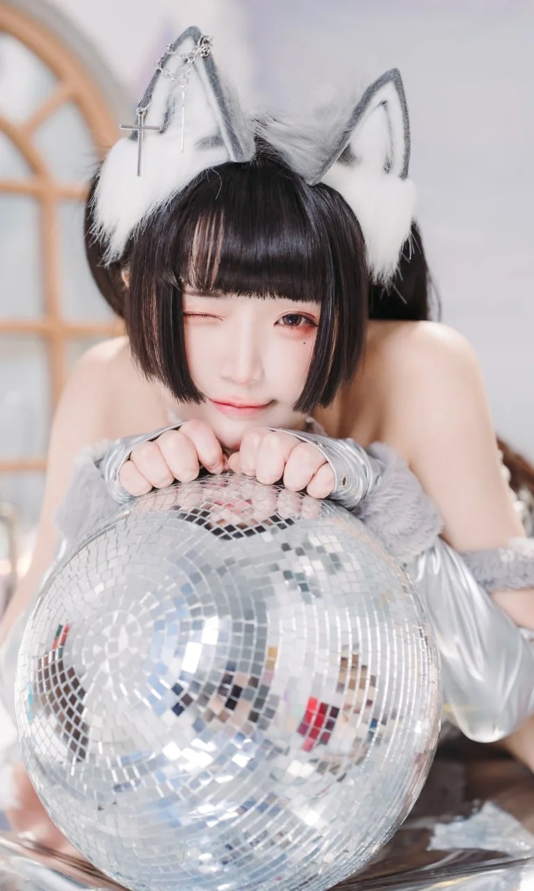 Silver-White Wolf Ears and Shattered Mirror Light: The Contrasting Gap Moe of the Party Wolf by Ludo - Image 4