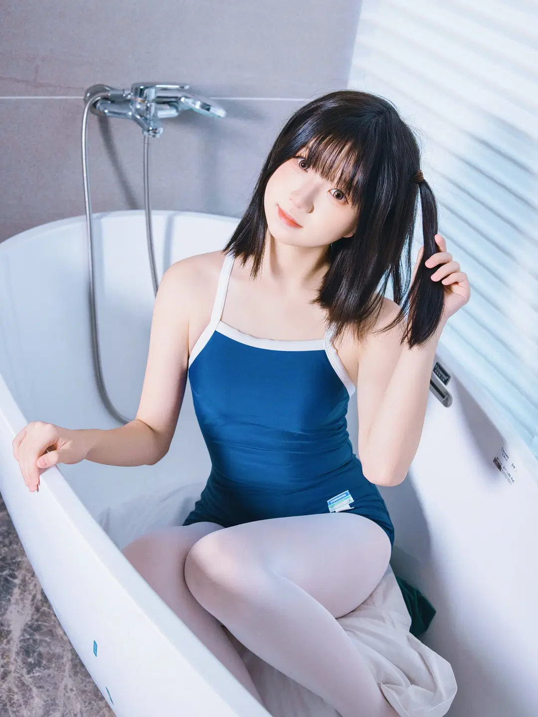 【スクール水着＆白ストッキング】夏の青と白のひととき：バスルーム撮影とブルートーンの少女写真 - 余森屿。 - 2枚目