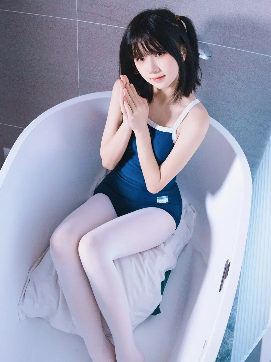 【スクール水着＆白ストッキング】夏の青と白のひととき：バスルーム撮影とブルートーンの少女写真 - 余森屿。 - 3枚目