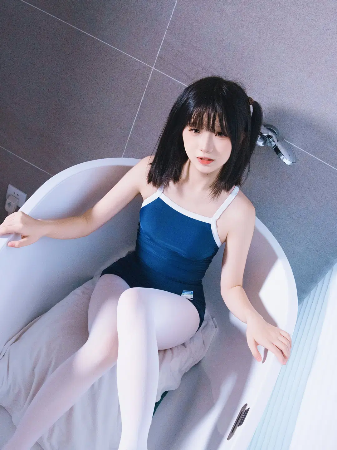 【スクール水着＆白ストッキング】夏の青と白のひととき：バスルーム撮影とブルートーンの少女写真 - 余森屿。 - 7枚目