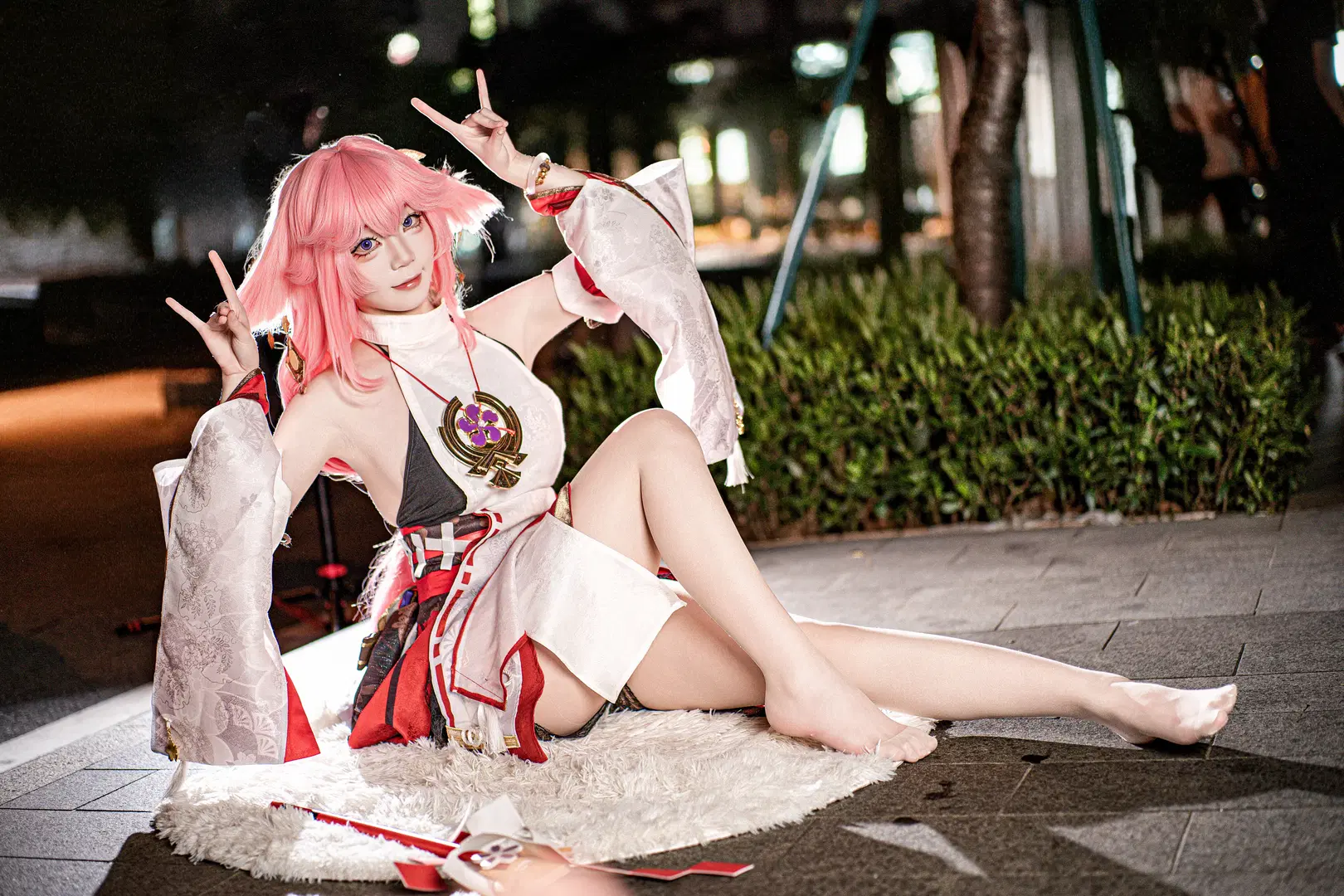 原神, 八重神子 コスプレ, 和風衣装, 夜景ポートレート, 裸足写真