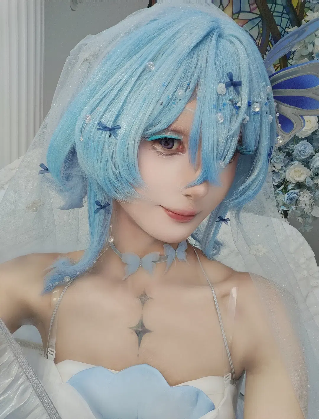 ショアキーパー コスプレ, 夢幻的な雰囲気, 蝶の要素, 二次元メイク, 青と白のウェディングドレス