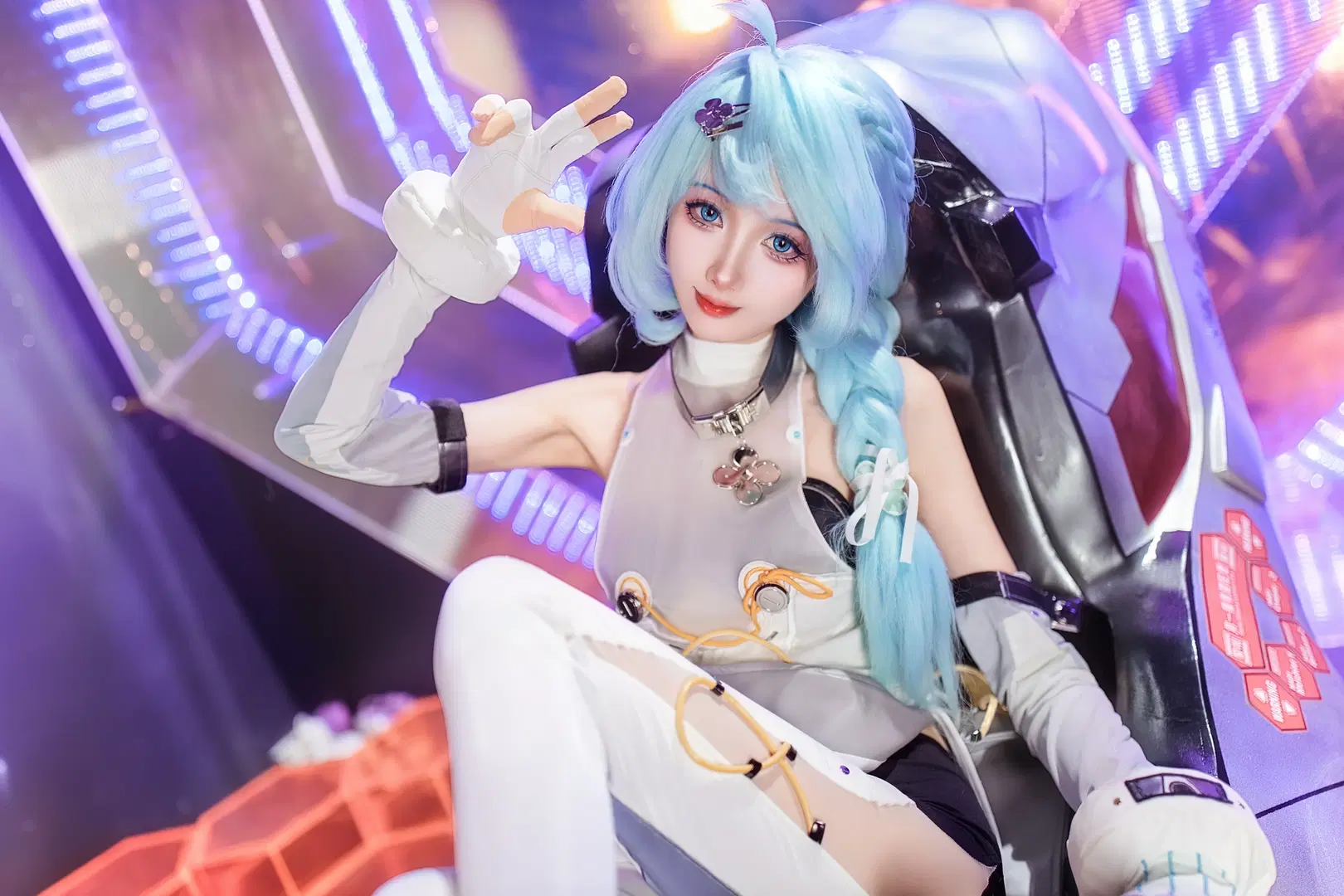 【Seed cosplay】Zenless Zone Zero: Mechanical Cockpit and the Blue-Haired Girl by 貓羽www - Image 2