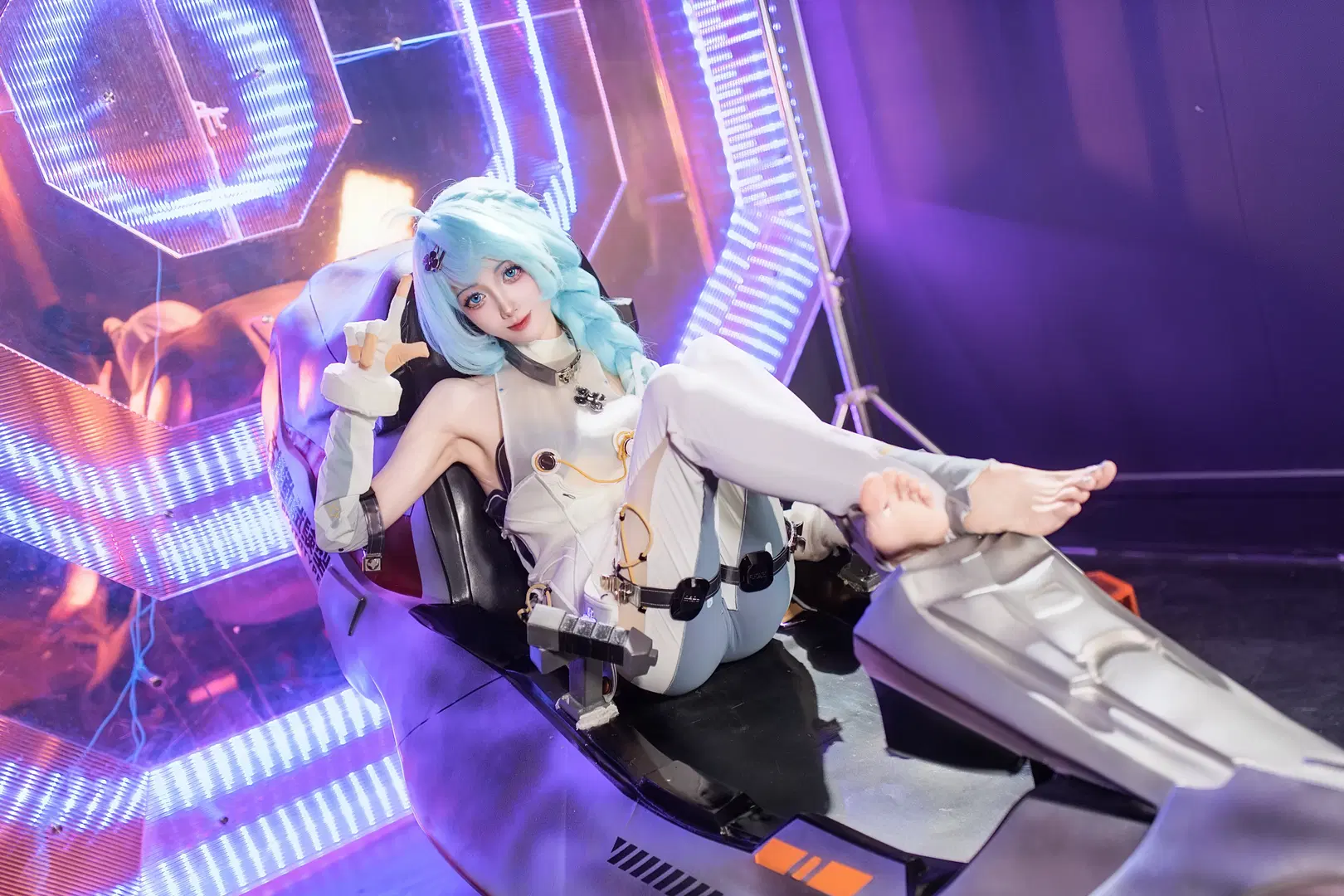 【Seed cosplay】Zenless Zone Zero: Mechanical Cockpit and the Blue-Haired Girl by 貓羽www - Image 3
