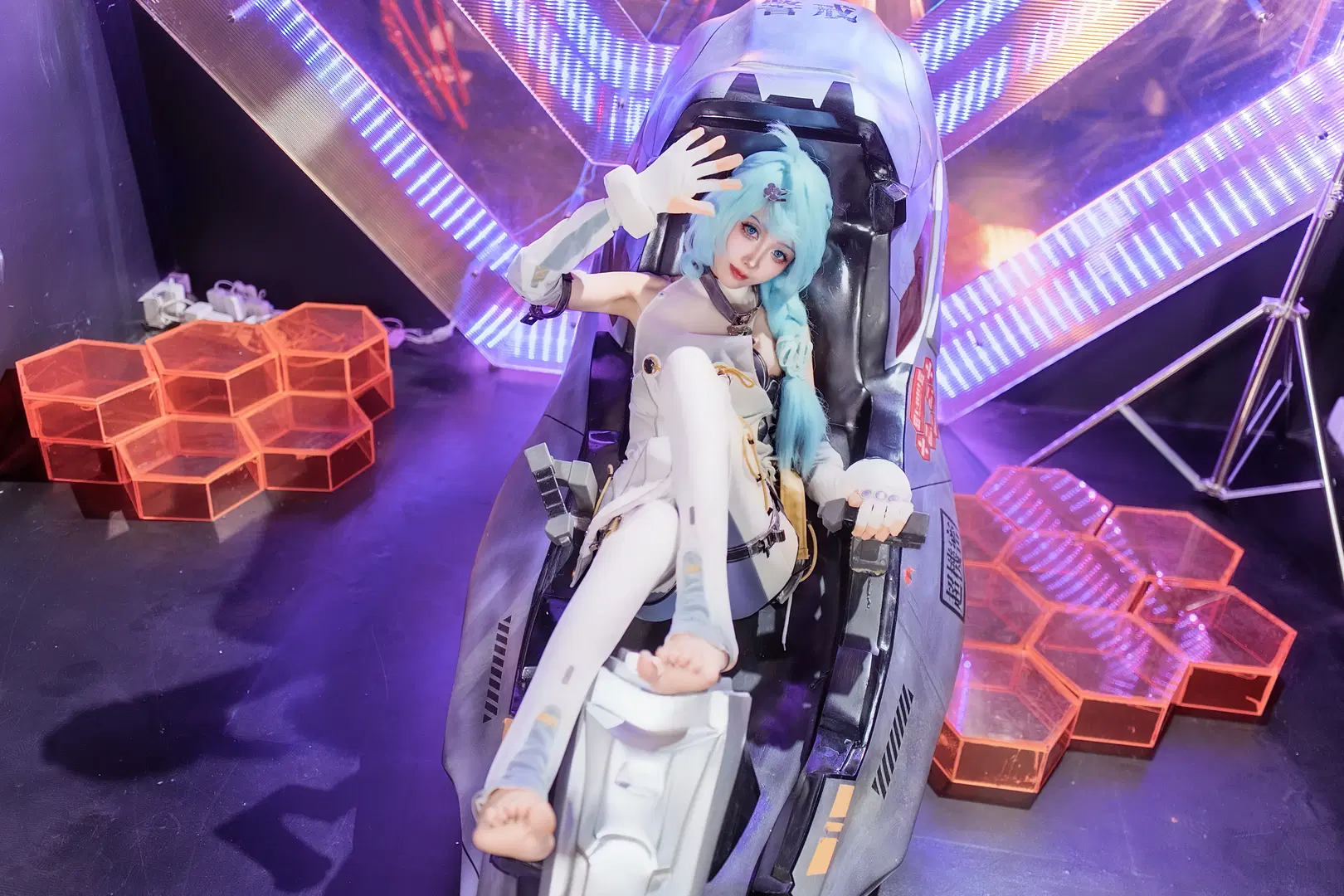 【Seed cosplay】Zenless Zone Zero: Mechanical Cockpit and the Blue-Haired Girl by 貓羽www - Image 4
