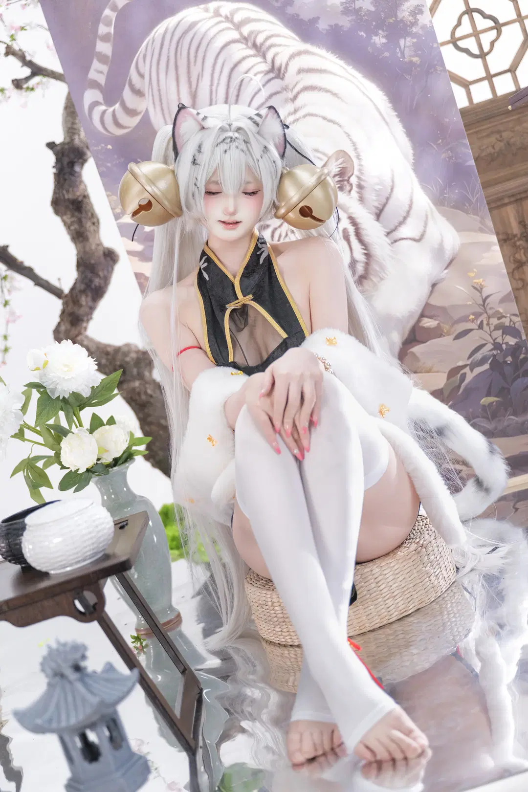 白虎娘银发兽耳装扮，白丝与毛绒尾巴的奇幻棚拍记录 - 村上図図 - 第2张