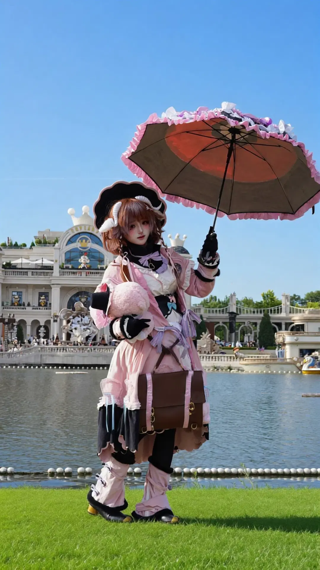 [Eyjafjalla Cosplay] Arknights - Bolívar Diagnosed: This Pink Little Witch Outfit Is Packed with Intricate Details by 村上図図 - Image 2