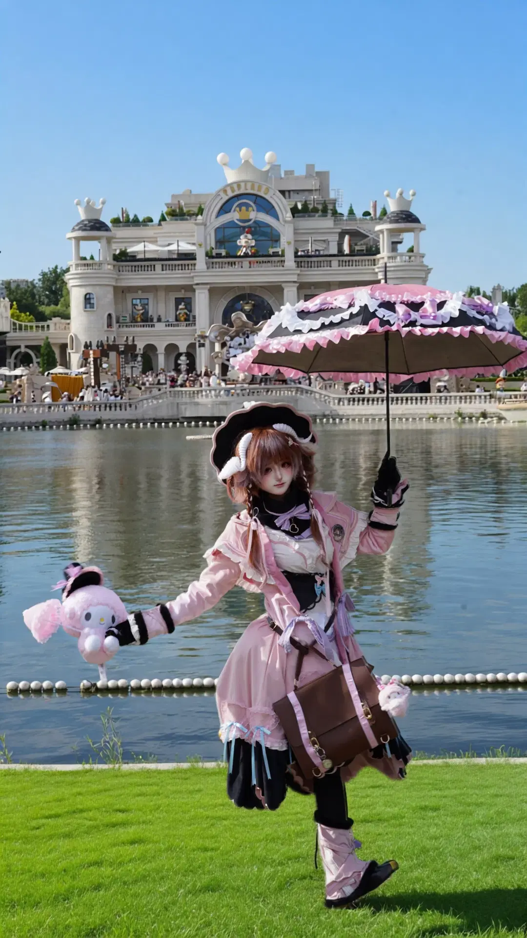 [Eyjafjalla Cosplay] Arknights - Bolívar Diagnosed: This Pink Little Witch Outfit Is Packed with Intricate Details by 村上図図 - Image 4
