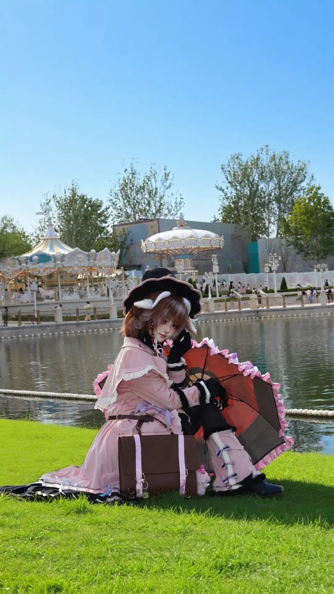 [Eyjafjalla Cosplay] Arknights - Bolívar Diagnosed: This Pink Little Witch Outfit Is Packed with Intricate Details by 村上図図 - Image 6